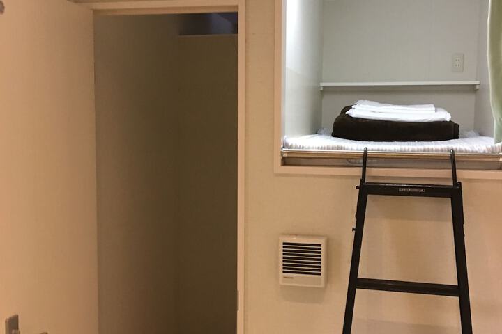 Room 16 of 44