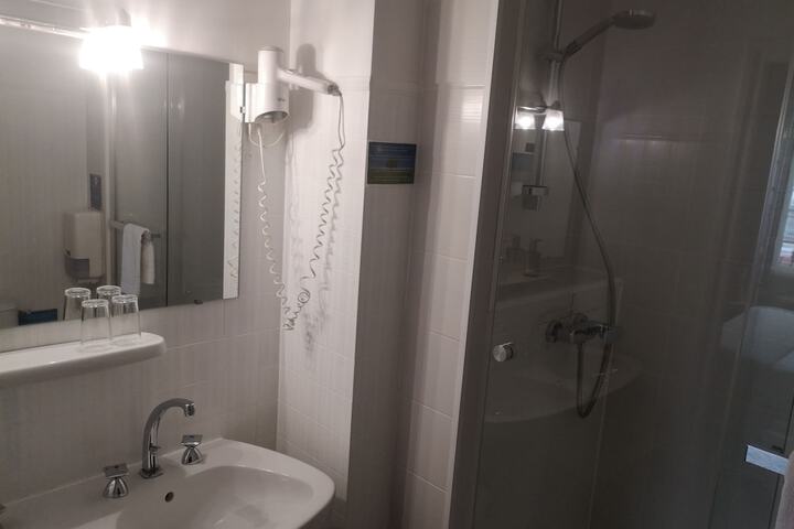 Room 52 of 62