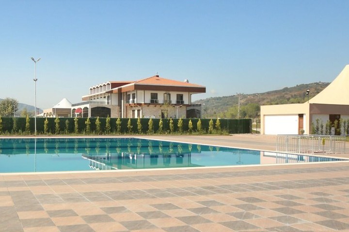 Pool 41 of 87