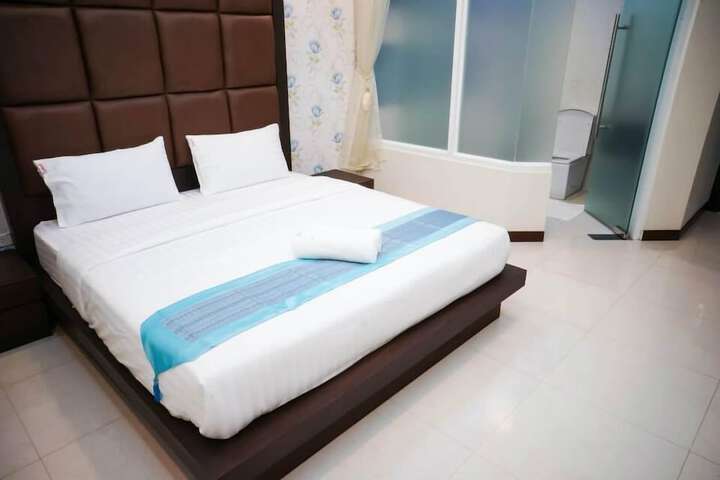 Room 10 of 26