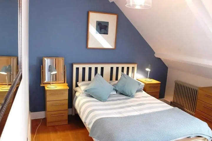 Room 4 of 12