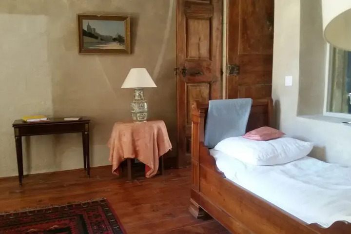 Room 4 of 16