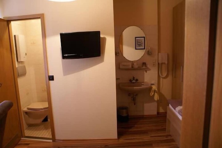 Room 27 of 65