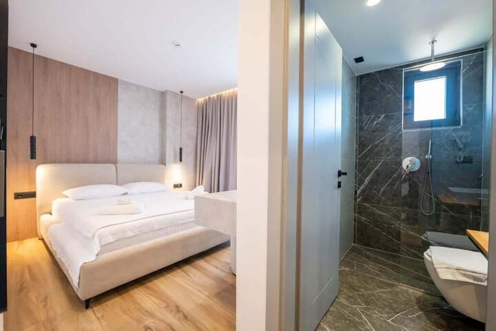 Room 10 of 80