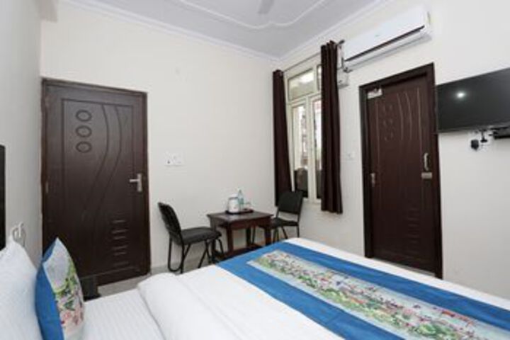 Room 12 of 19