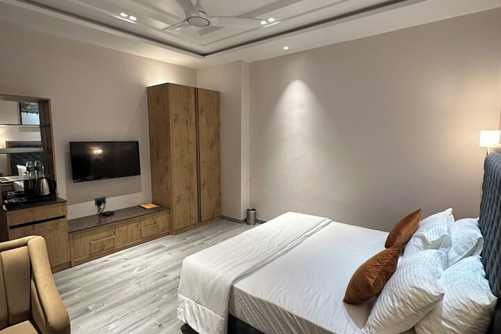 Room 9 of 18
