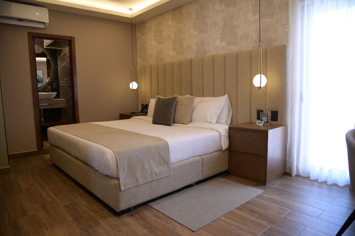 Room 28 of 86