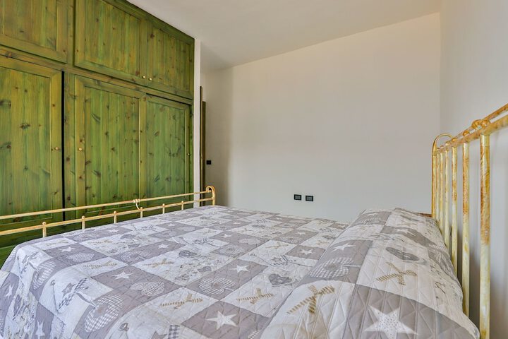 Room 6 of 16
