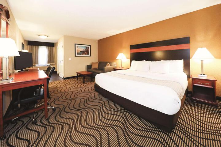 1 King Bed Deluxe Room (16 of 19)