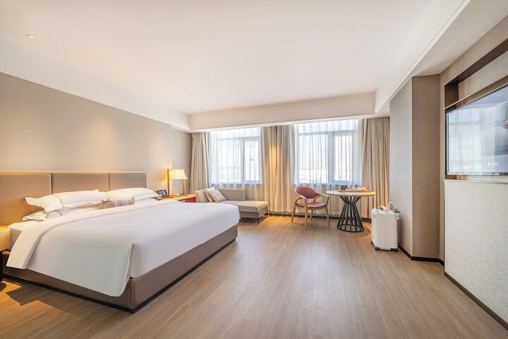 Room 4 of 8