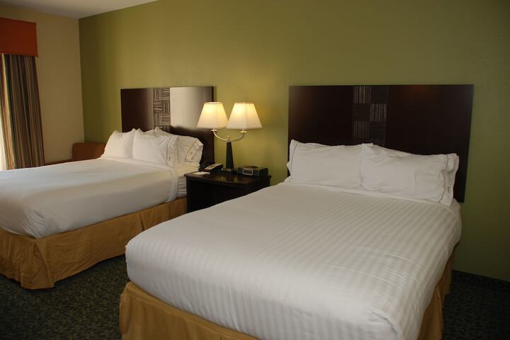 2 Queen Beds (5 of 12)