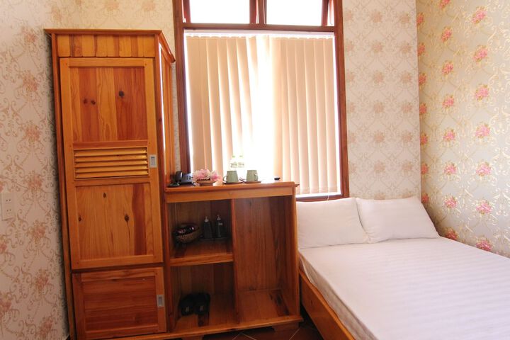 Room 11 of 210
