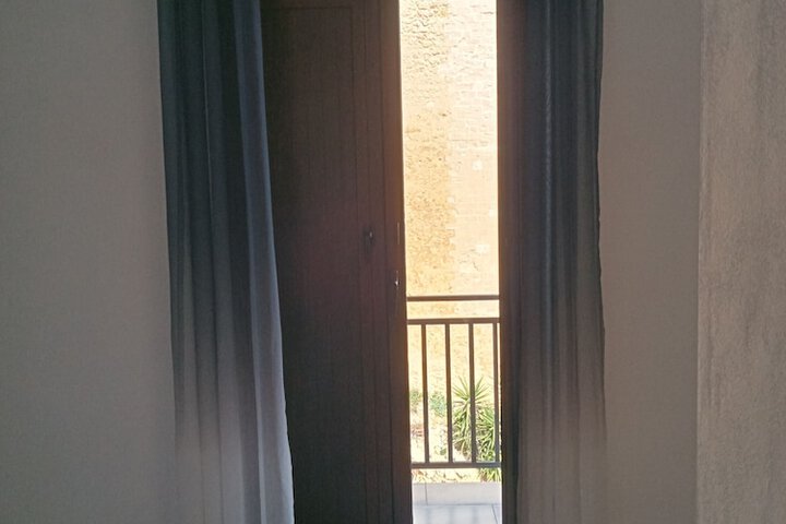 Room 4 of 20