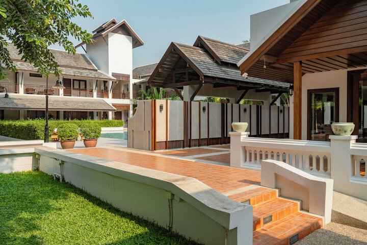 Hotel Exterior 104 of 136