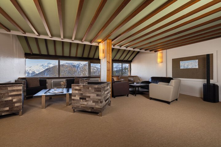 Lounge 51 of 54