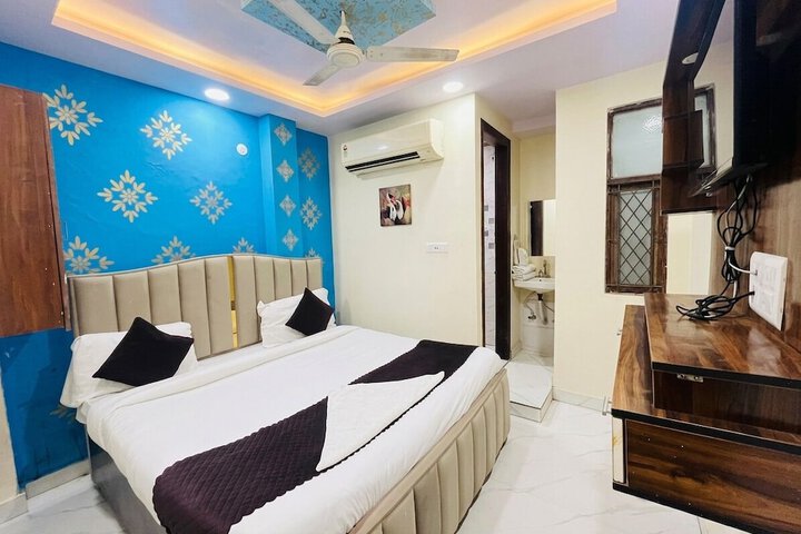 Room 4 of 9