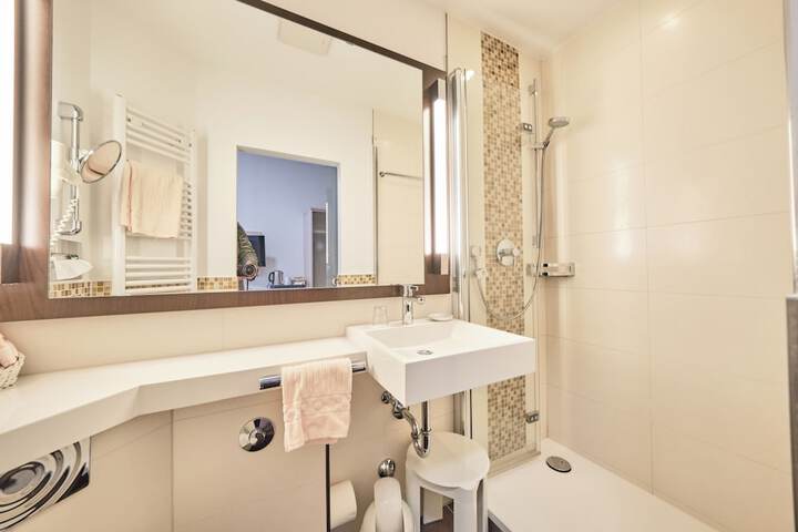 Room 32 of 38