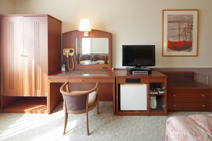 Room 6 of 93