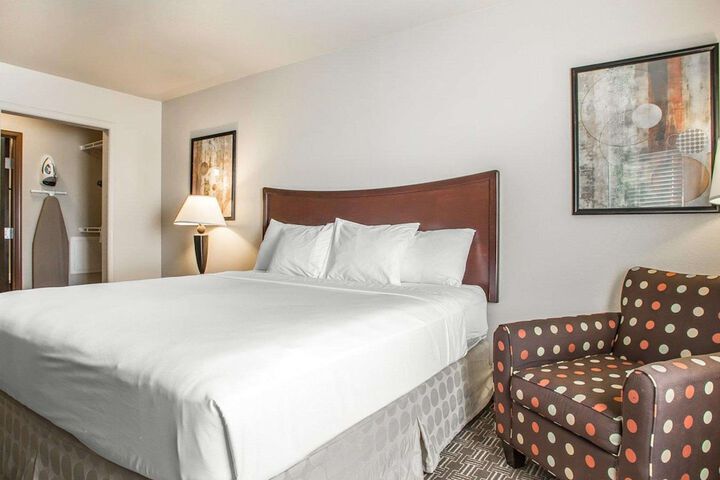 1 King Bed Business Room Efficiency Suite Upgrade (20 of 30)