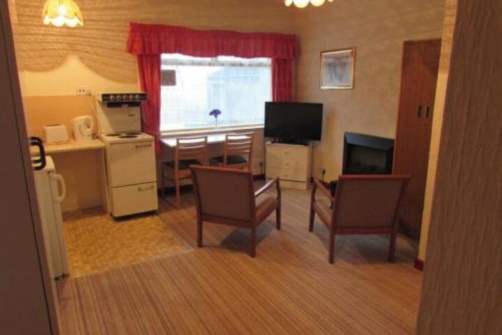 Room 6 of 14