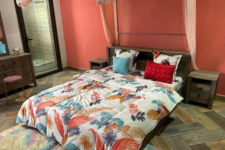 Room 5 of 8