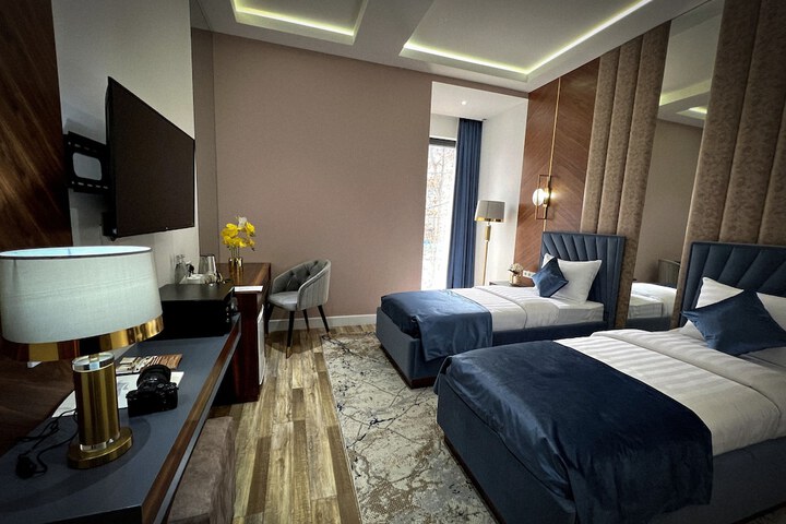 Room 4 of 38