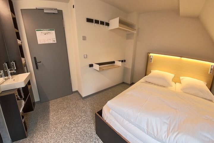 Room 8 of 93