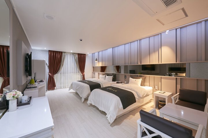 Room 32 of 61