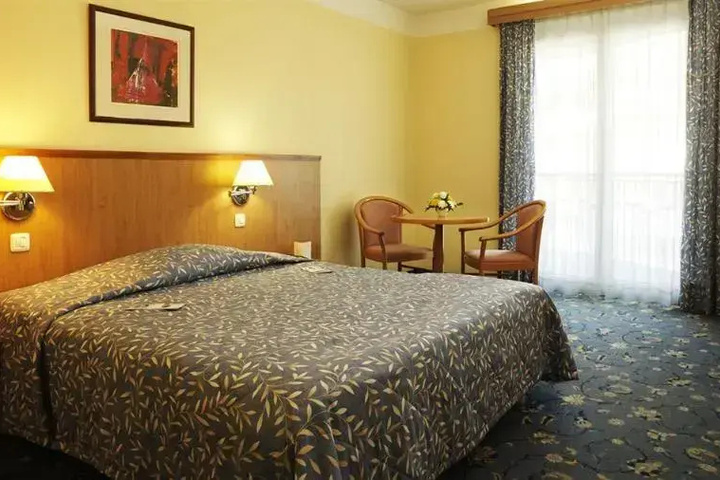 Room 4 of 15