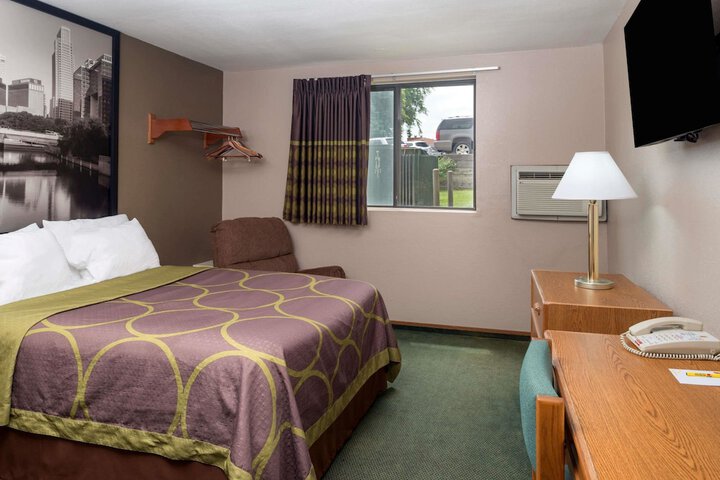 1 Queen Bed (6 of 8)