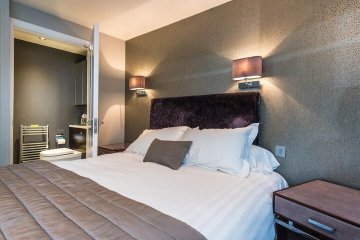 Room 2 of 32
