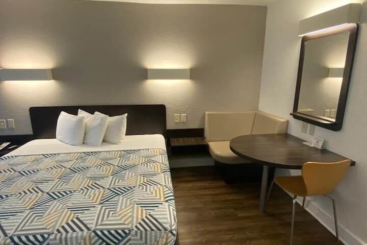 1 King Bed (2 of 10)