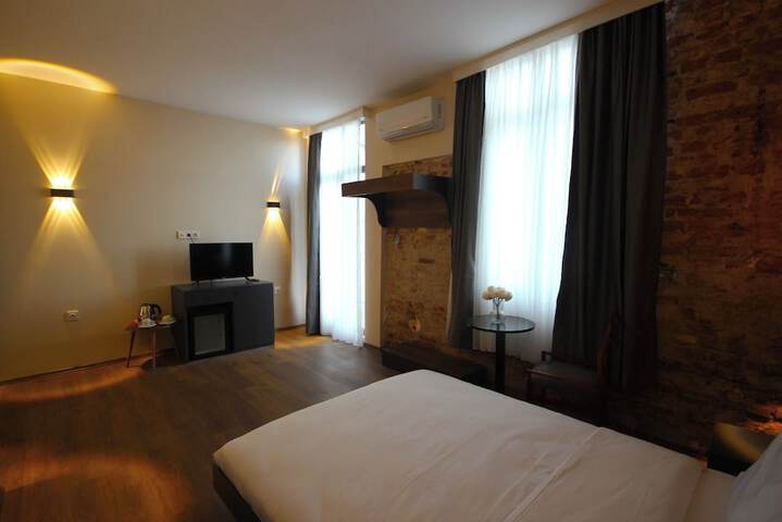 Room 82 of 204