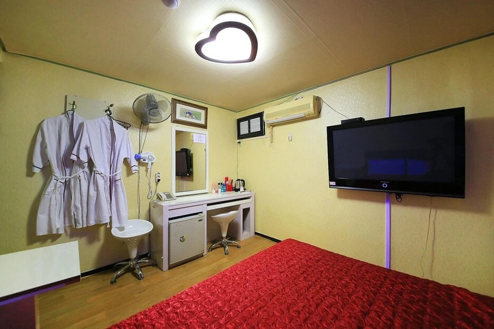 Room 11 of 13