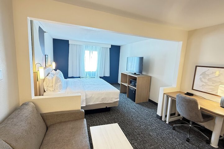 1 King Bed (4 of 25)
