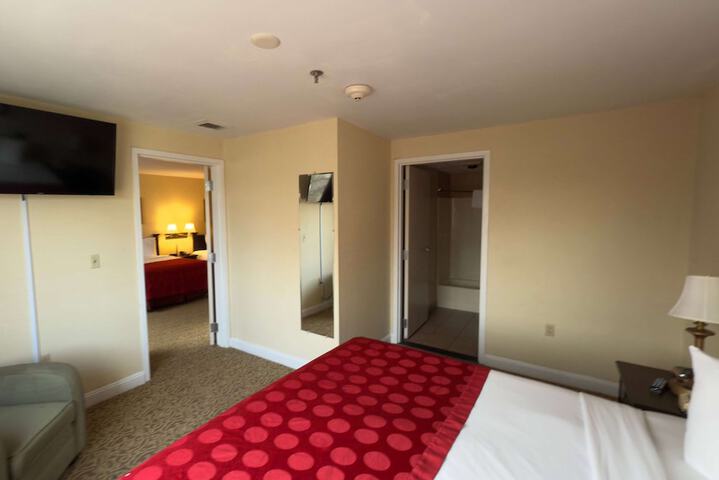 1 King Bed (3 of 20)