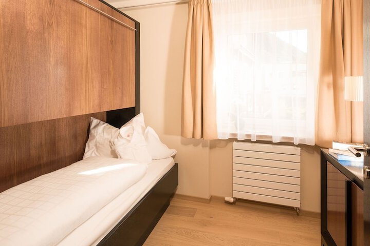 Room 6 of 44