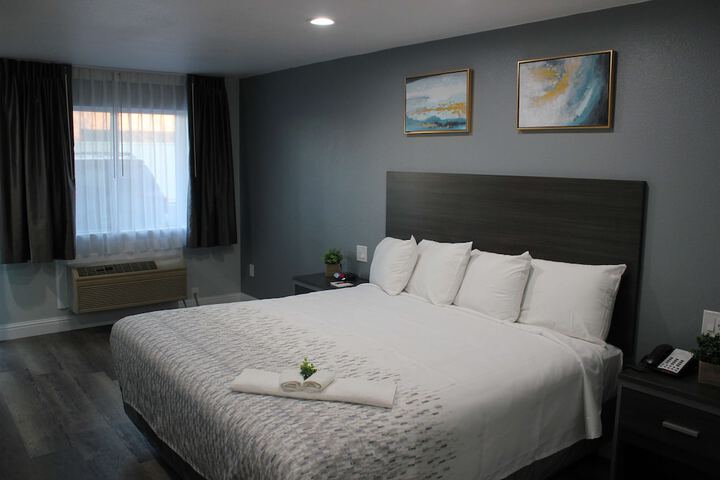 1 King Bed Flat Screen Television Microwave and Refrigerator High Speed Internet Accessible (10 of 10)
