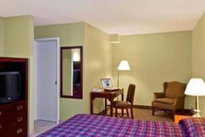 Hotel Suite Photo