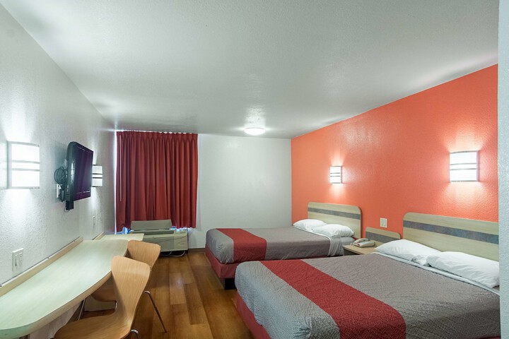 Deluxe Room 2 Double Beds Refrigerator, Microwave (3 of 10)