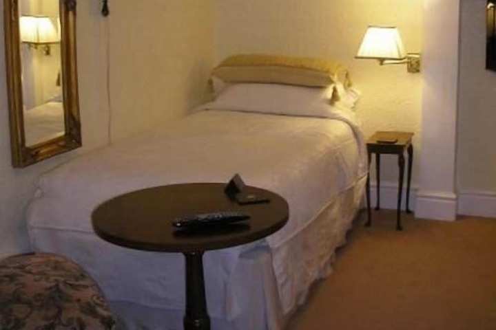 Room 6 of 17