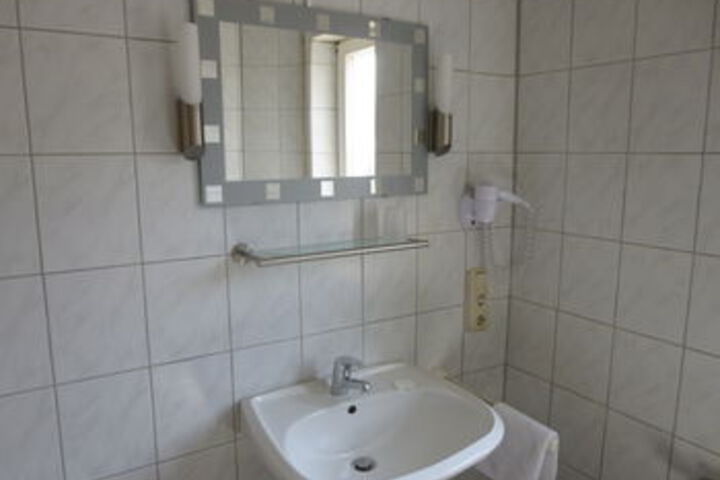 Room 6 of 32