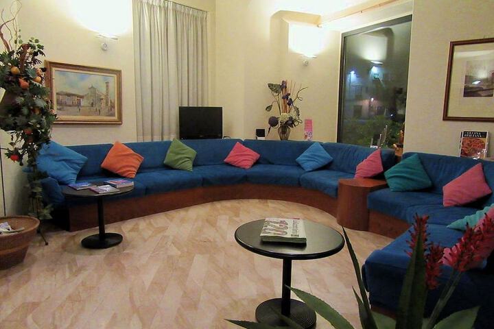 Lobby lounge
