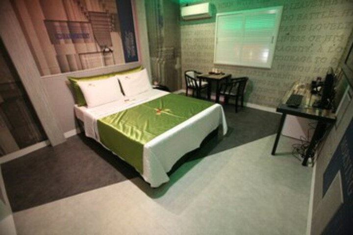 Room 11 of 18