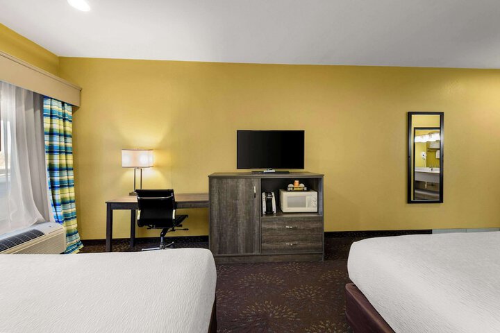 2 Queen Beds (6 of 9)