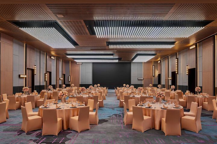 Ballroom/Hall 174 of 194