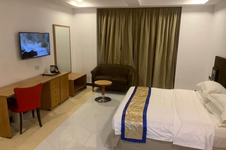 Room 10 of 114