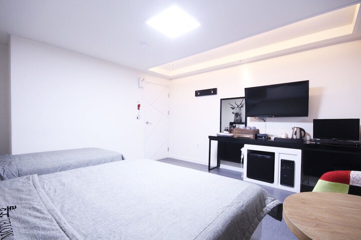 Room 7 of 28