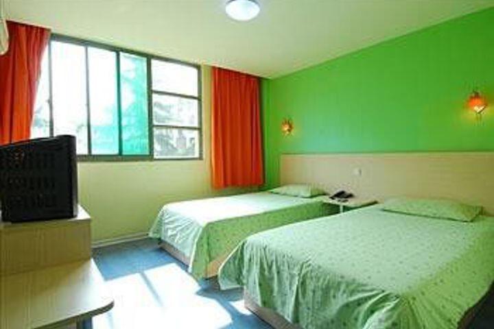 Room 7 of 12