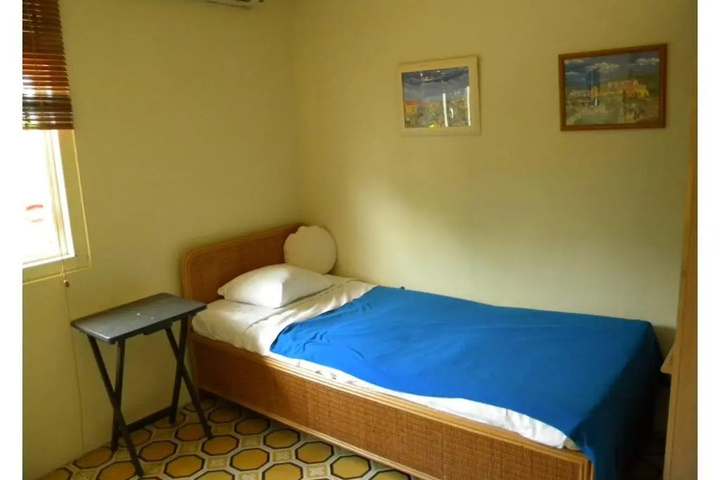 Room 6 of 16